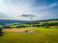 Luftaufnahmen des neuen Funkmastes über Neudorf während der Montagephase