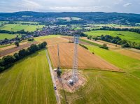 Luftaufnahmen des neuen Funkmastes über Neudorf während der Montagephase