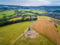 Luftaufnahmen des neuen Funkmastes über Neudorf während der Montagephase