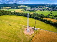 Luftaufnahmen des neuen Funkmastes über Neudorf während der Montagephase