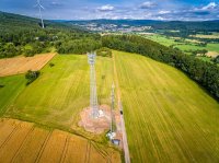 Luftaufnahmen des neuen Funkmastes über Neudorf während der Montagephase