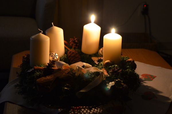 Adventskranz mit zwei brennenden Kerzen