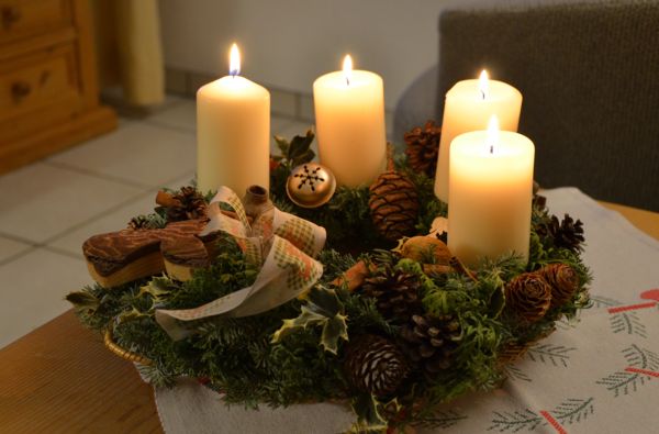 Adventskranz mit vier brennenden Kerzen