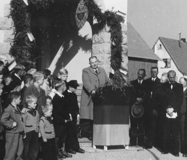 Einweihung der Neudorfer Schule durch Landrat Kreß