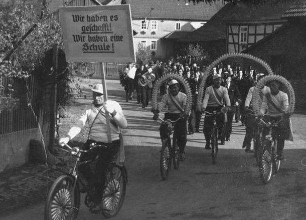 Festzug anläßlich der Schuleinweihung