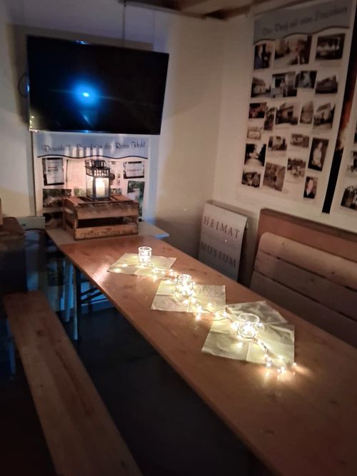 Bänke im EG des Heimatmuseums Bänke im EG des Heimatmuseums