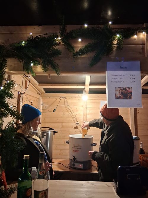 Hier wird Glühgin hergestellt! Hier wird Glühgin hergestellt!