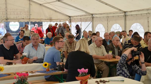 Windparkfest: Gäste im Festzelt