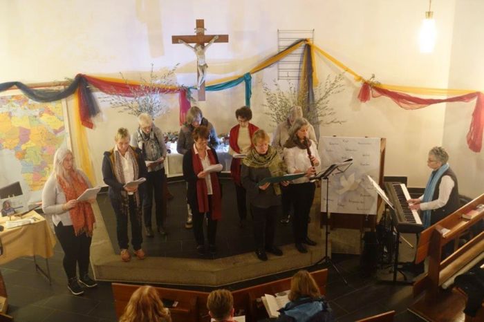 Die Frauen mit dem „Band des Friedens“ im Hintergrund