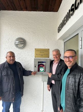 Der Ortsvorsteher von Weilers Glenn Lawrence und Bürgermeister Andreas Weiher am DGH Weilers