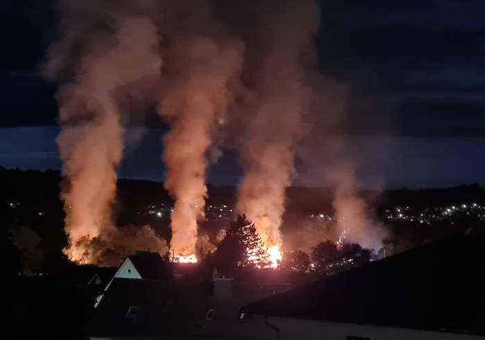 11.07.2022, 22:56 Uhr: Alle fünf Heuballenstapel bereits im Vollbrand