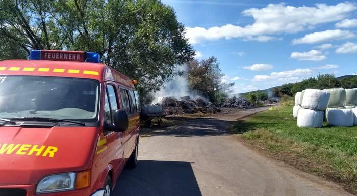 12.07.2022: Rauchende Überreste von Heuballen