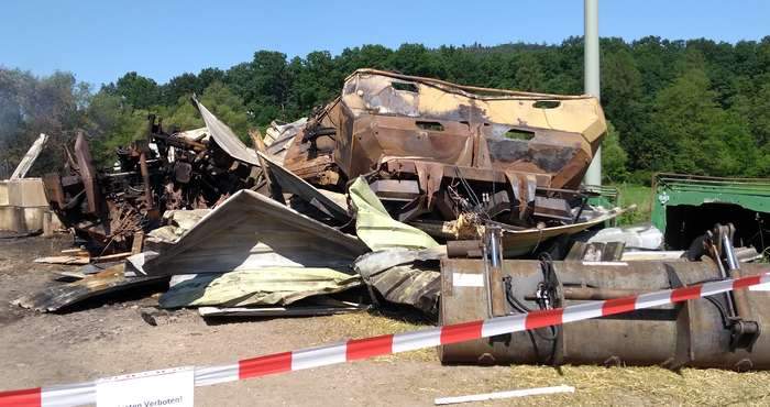 Grossbrand beim Weidenhof: Aus landwirtschaftlichen Großgeräten wurde Schrott