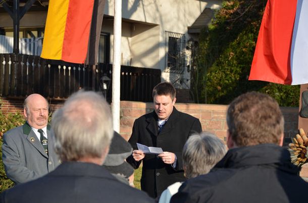 Der Ortsvorsteher Oliver Peetz und der 1. Vorsitzende des Schützenvereins Hans-Georg Jost bei ihren Ansprachen (v.r.)