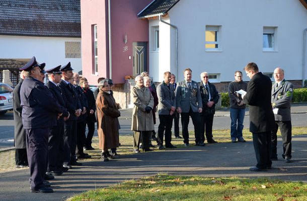 Bürger bei der Gedenkfeier zum Volkstrauertag 2011