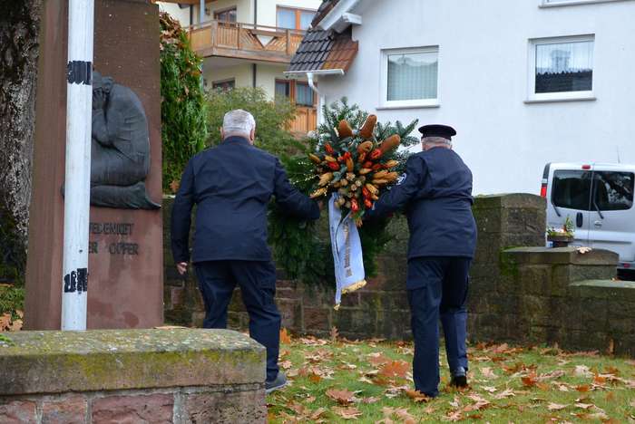 Kranzniederlegung durch die Freiwillige Feuerwehr Neudorf