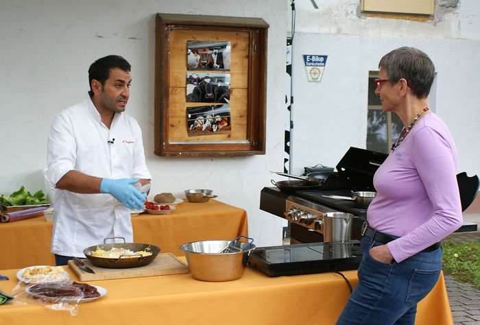 Ali Güngörmüs beim Kochen im Gespräch mit Weidenhofbäuerin Claudia Müller