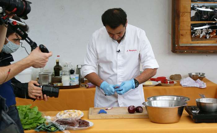 Ali Güngörmüs bei der Arbeit, beobachtet vom Kamerateam des HR