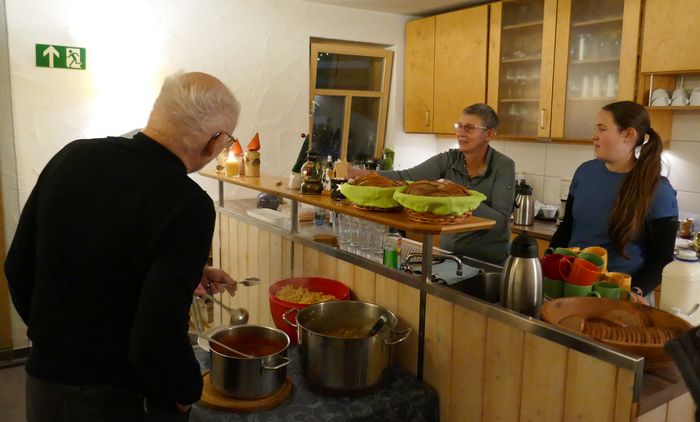 Claudia Mueller (M.) im Weidenhofcafé Q Claudia Mueller (M.) im Weidenhofcafé Q