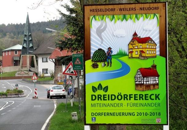 Schild zur Dorferneuerung am Ortseingang