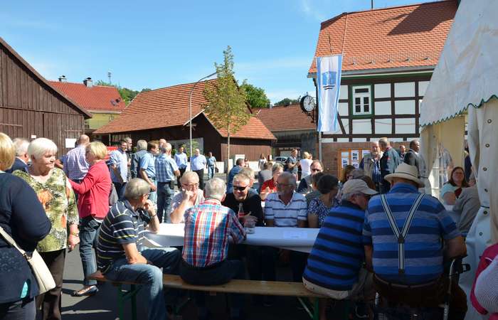 Besucher bei der Einweihung des Dalles