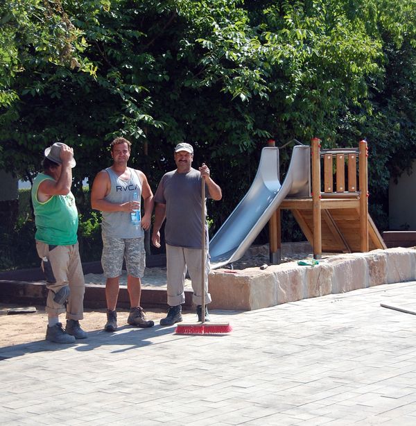 Der neue Spielplatz mit Bauarbeitern