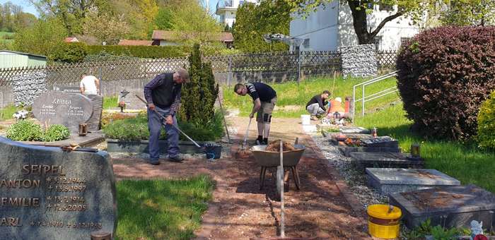 Reinigen der Wege auf dem Friedhof am 03.05.2023