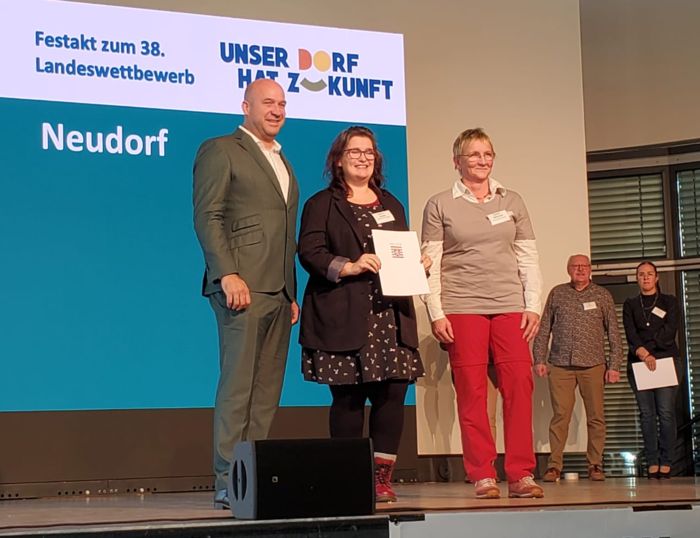 Übergabe der Urkunde mit Minister Ingmar Jung, Sabrina Lauster, Simone Bienossek (v.l.) Übergabe der Urkunde mit Minister Ingmar Jung, Sabrina Lauster, Simone Bienossek (v.l.)
