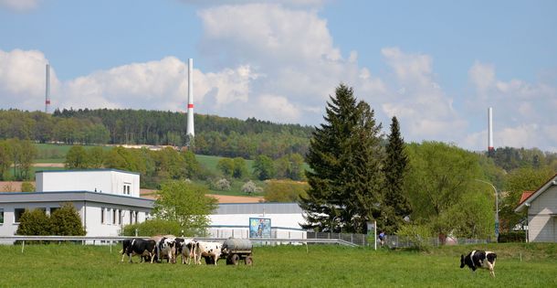 Betontürme der 3 Windräder über Neudorf