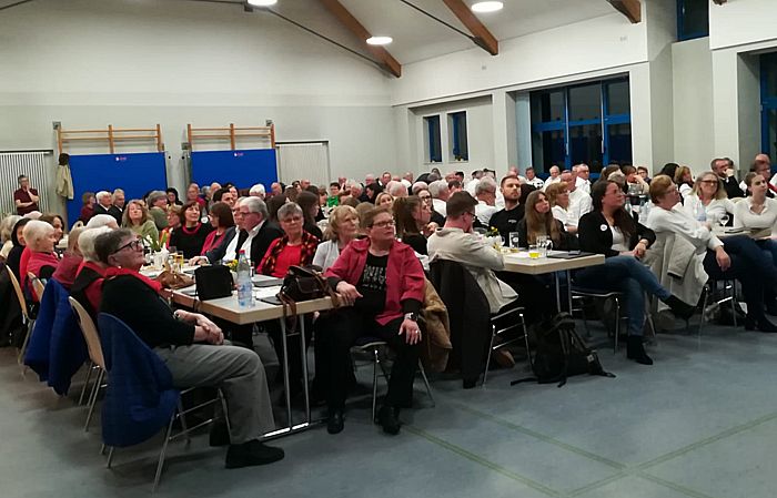 Vollbesetzter Saal beim Freundschaftssingen der Gloria-Singers