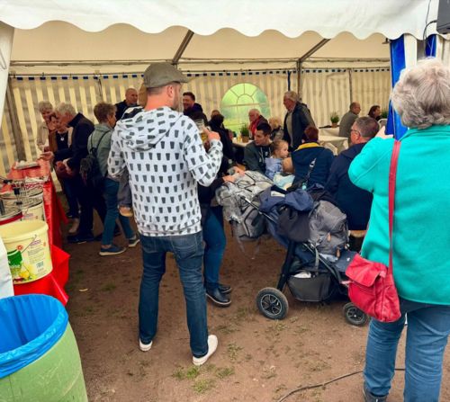 Festzelt am späten Vormittag Festzelt am späten Vormittag