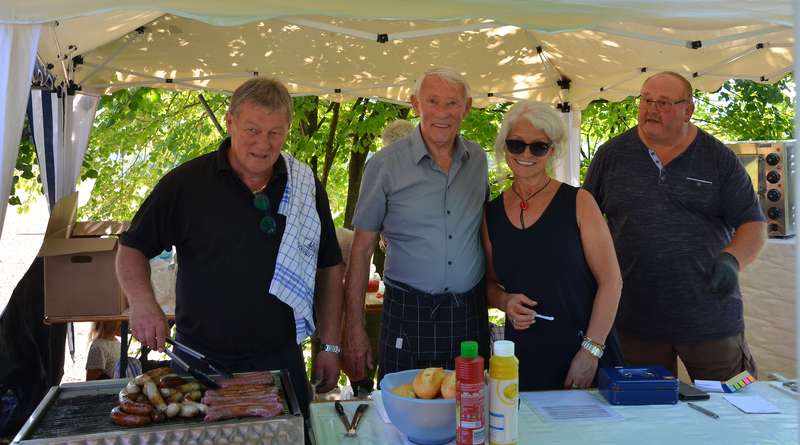 Weinfreunde bei der Essensausgabe