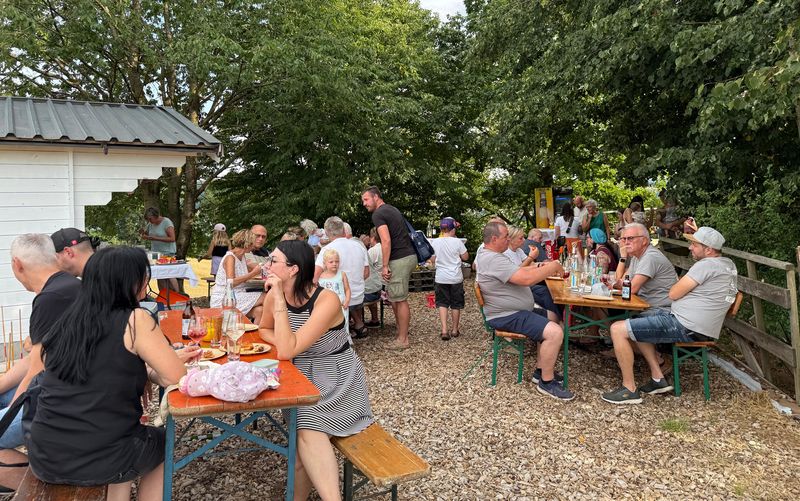 Besucher beim Weinabend