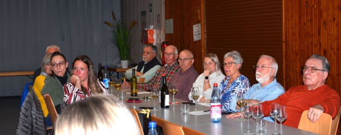 Weinfreunde während der Jahreshauptversammlung