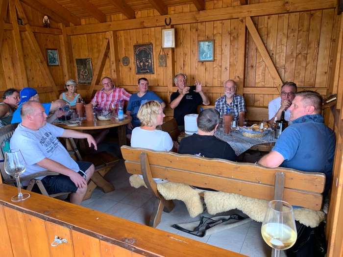 Weinfreunde und Weinbrüder in der Weinberghütte in Steinau