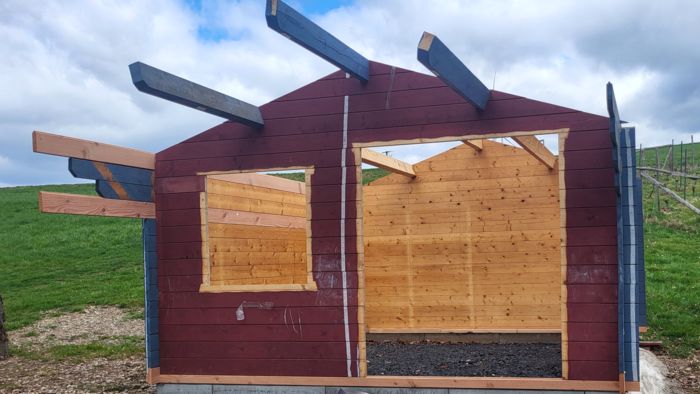 Die Hütte nimmt langsam wieder Gestalt an (31.03.2025) Die Hütte nimmt langsam wieder Gestalt an (31.03.2025)