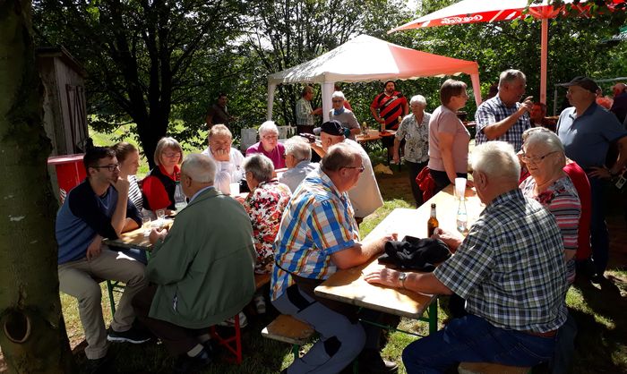 Besucher bei der Kelleröffnung 2017 am Grillplatz