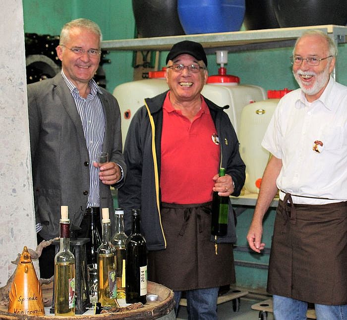 Bürgermeister Weiher (links) mit den beiden Kellermeistern