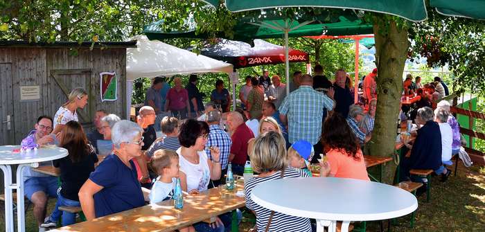 Zahlreiche Besucher bei der Kelleröffnung 2019