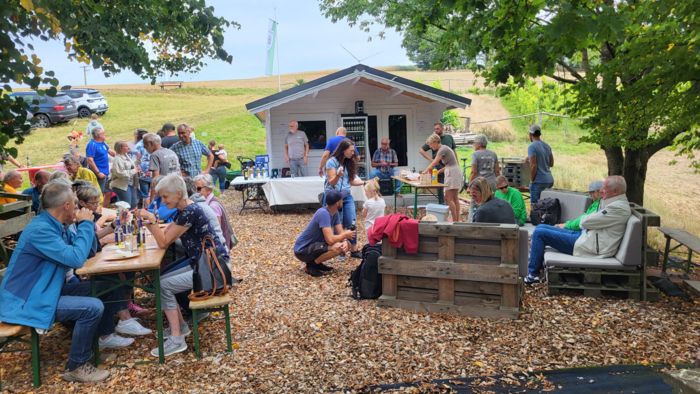 Besucher vor der neuen Hütte