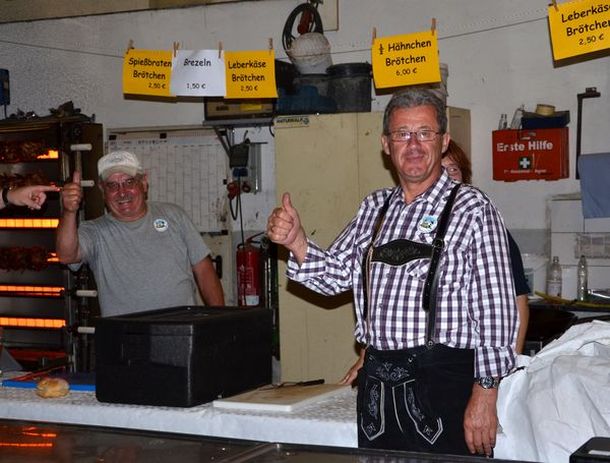 Gut gelaunte Weinfreunde bei der Essensausgabe