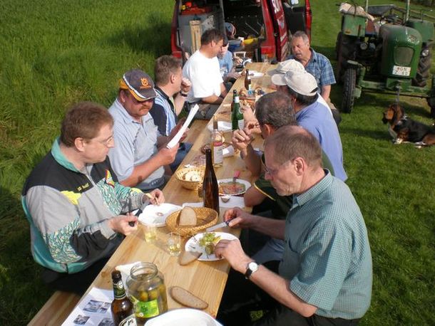 Stärkung nach der Arbeit im Weinberg am 3.5.2008