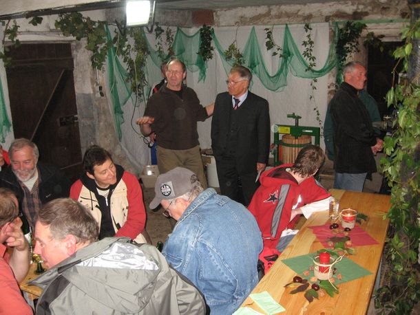 Bürgermeister Krätschmer beim gemütlichen Beisammensein nach der Arbeit