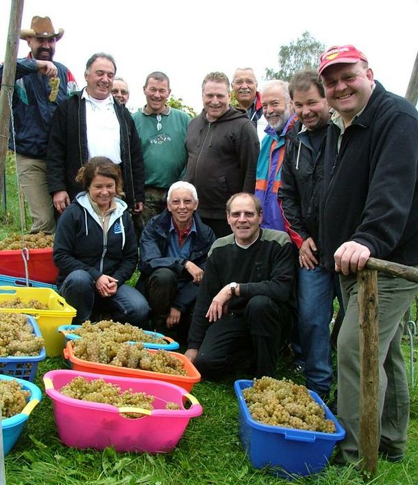 Zufriedene Weinfreunde mit ihrer Ernte